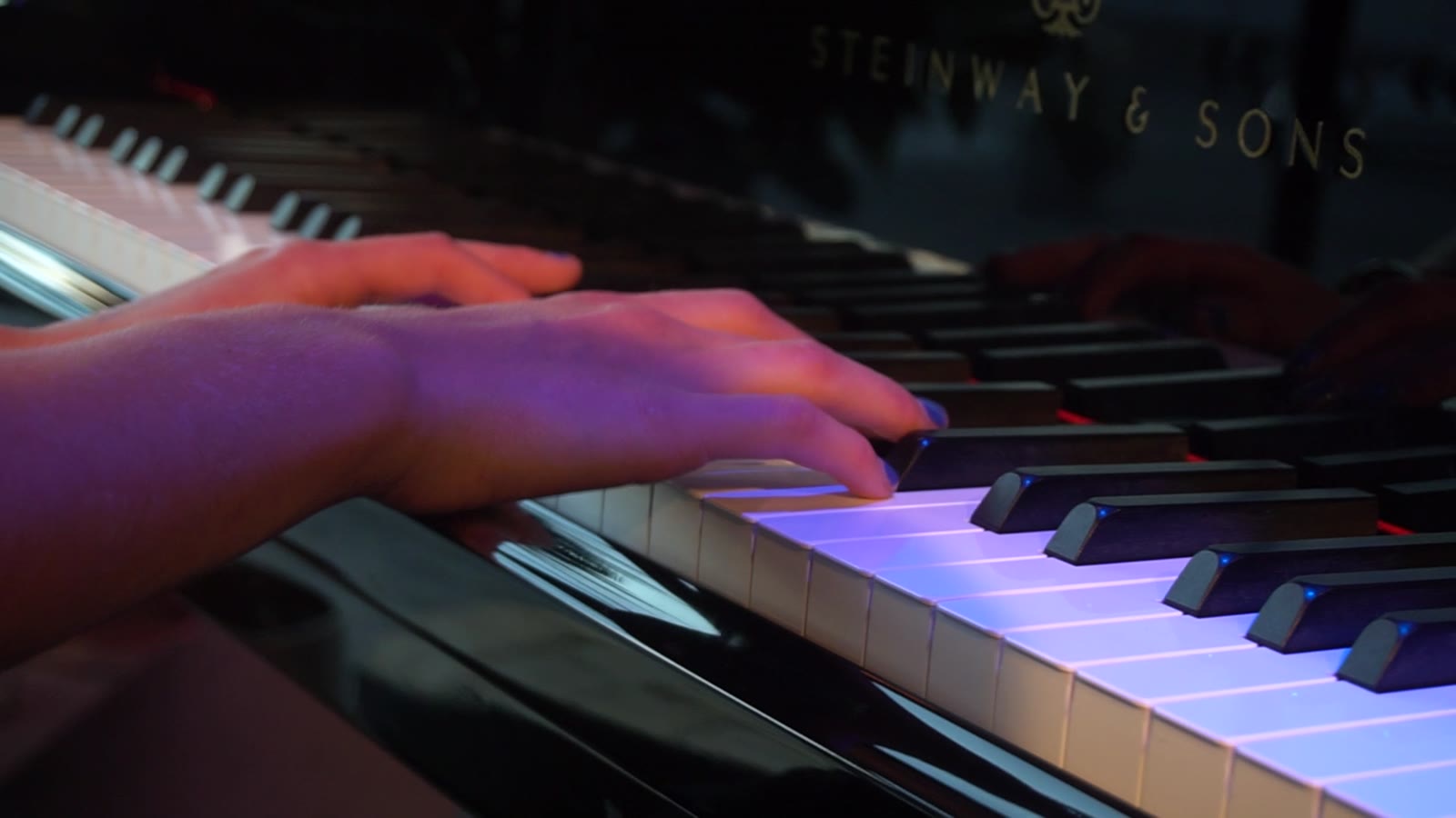 Närbild på händer som spelar piano