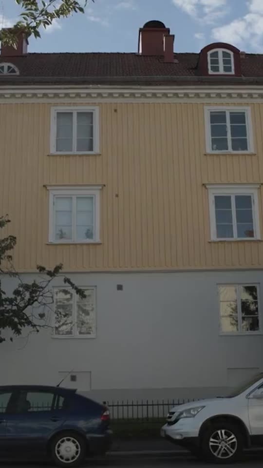 Gult flerfamiljshus där ett avsnitt spelas in