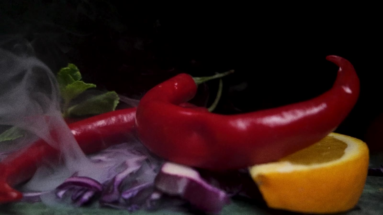 Röd chili och ingefära i rök