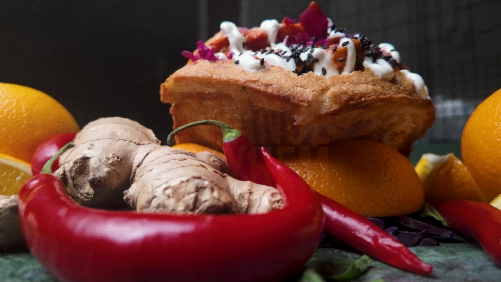 Mackan med toppings bland apelsin, chili och ingefära