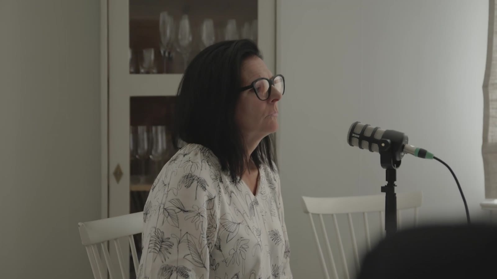 Frida Stranne vid mikrofonen